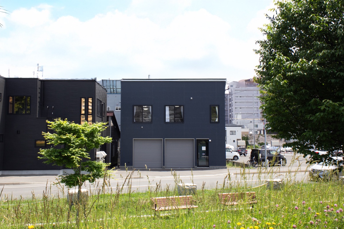 木々のそばに建つ菊水事業所の外観
