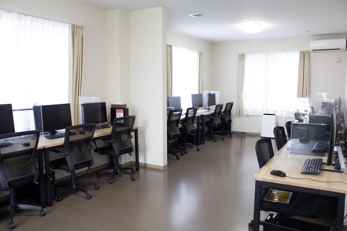 パソコン席が広く並ぶ菊水事業所の室内