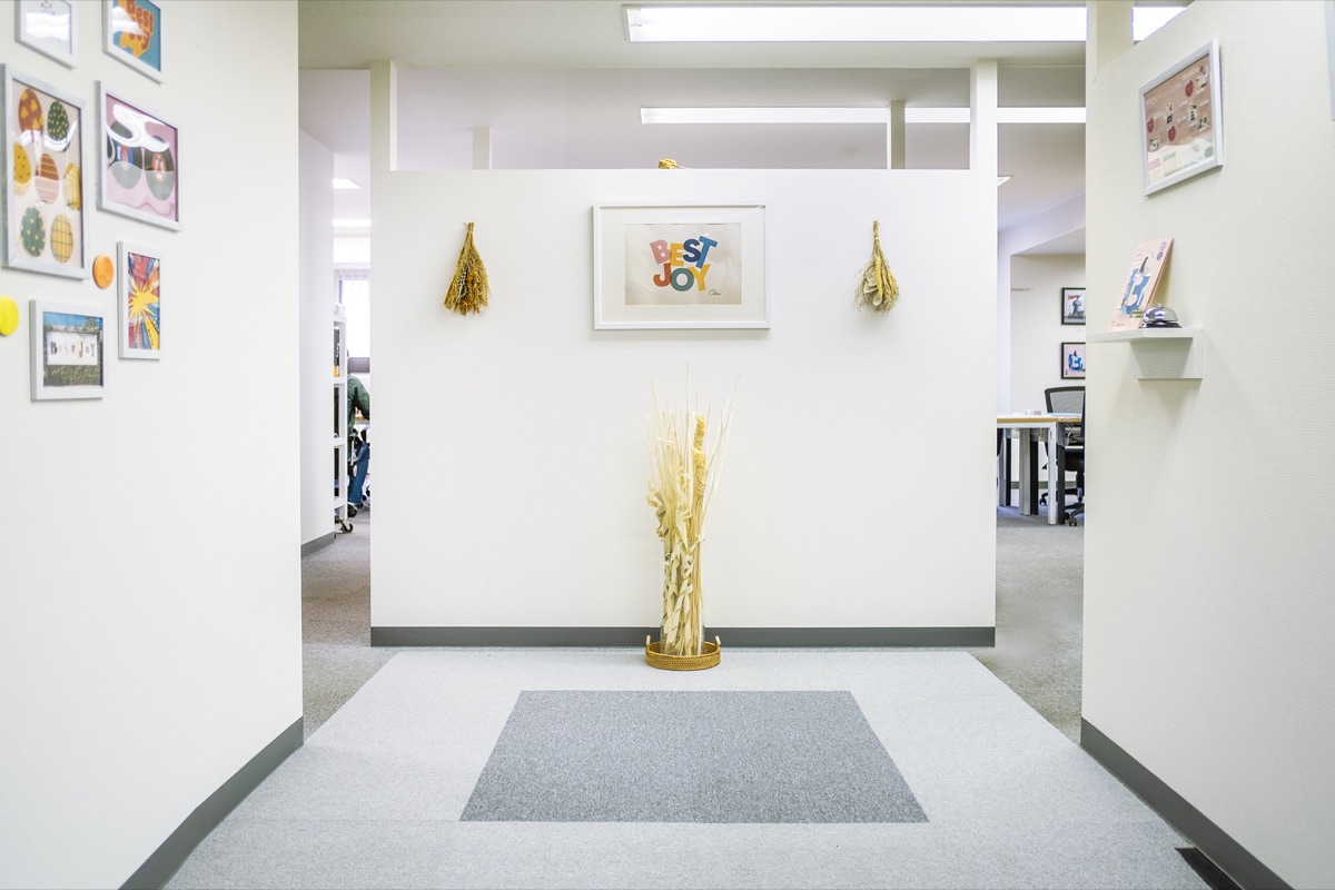絵や作品が飾られた大通事業所の入口