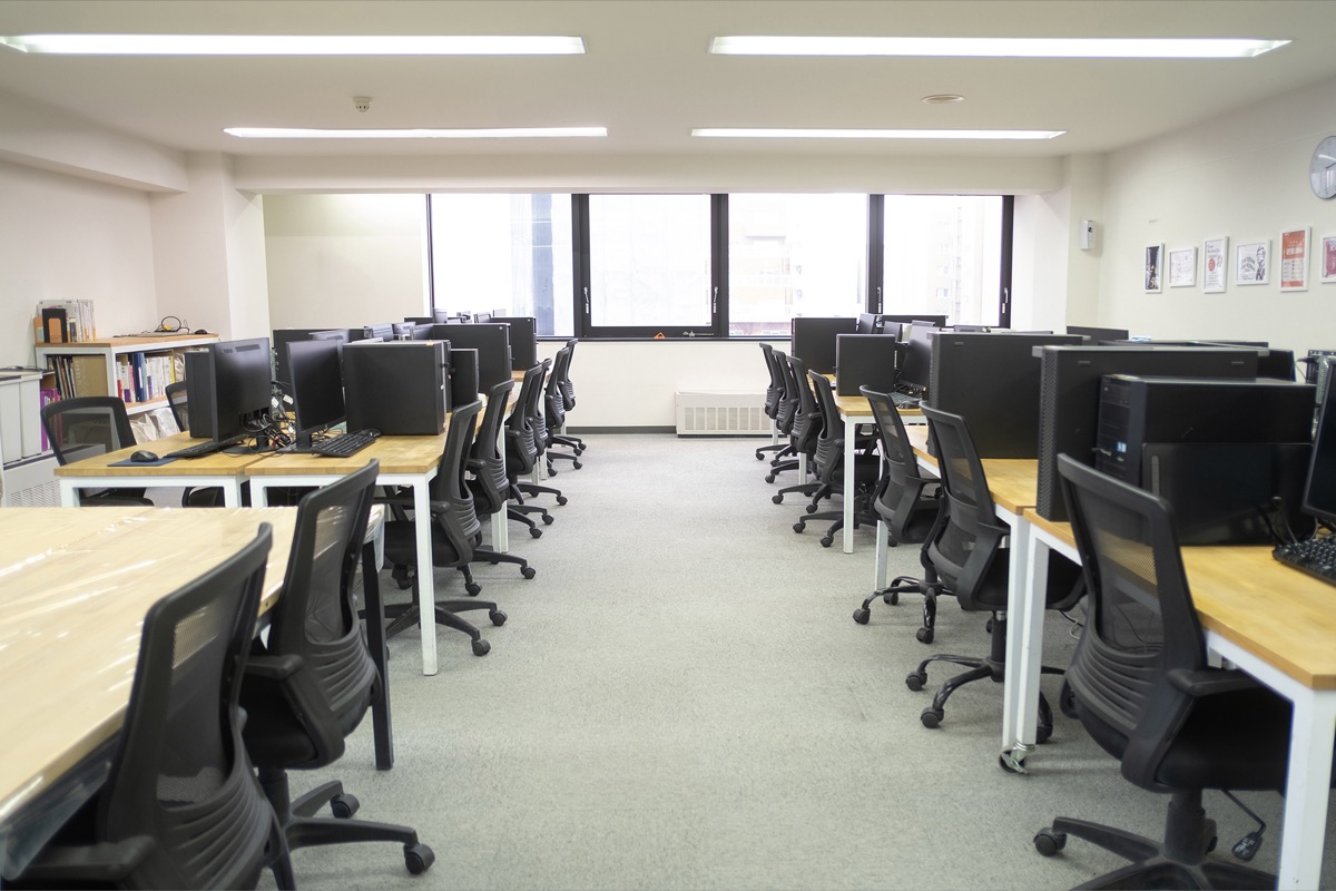 机にパソコンが並ぶ大通事業所の室内
